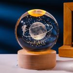 Gezegen Tasarımlı Işıklı Cam Küre Ahşap Altlıklı Dekoratif Gece Lambası