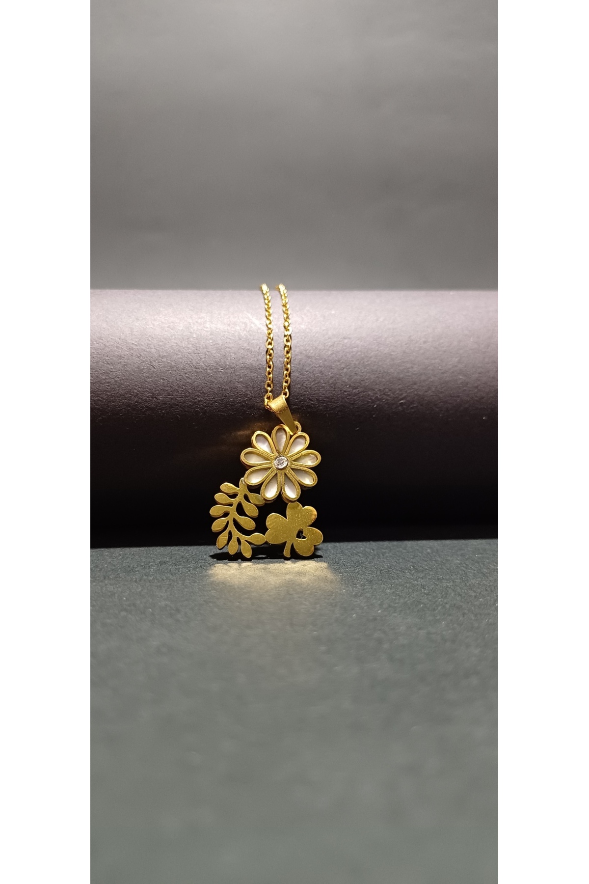 KARARMAZ 316L Gold Çelik Papatya ve Yonca Kolye | Suya Dayanıklı Şans Kolyesi Kadın Takı Modelleri Gold Çelik Papatya ve Yonca Kolye - Kararmaz 316L Paslanmaz Çelik Şans ve Zarafet Kadın Kolye - Görsel 2