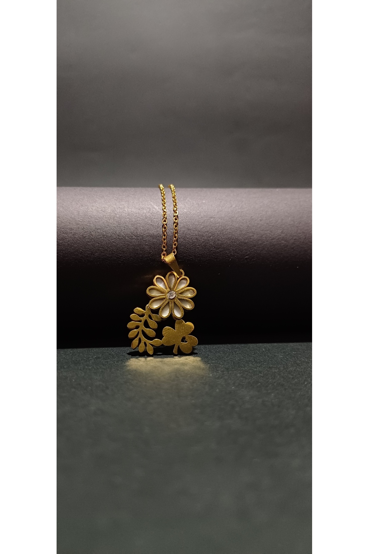 KARARMAZ 316L Gold Çelik Papatya ve Yonca Kolye | Suya Dayanıklı Şans Kolyesi Kadın Takı Modelleri Gold Çelik Papatya ve Yonca Kolye - Kararmaz 316L Paslanmaz Çelik Şans ve Zarafet Kadın Kolye - Görsel 1