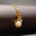 Peri Figürlü Çelik Kolye | İnci ve Zirkon Detaylı, Kararmaz, Masalsı Zarafet