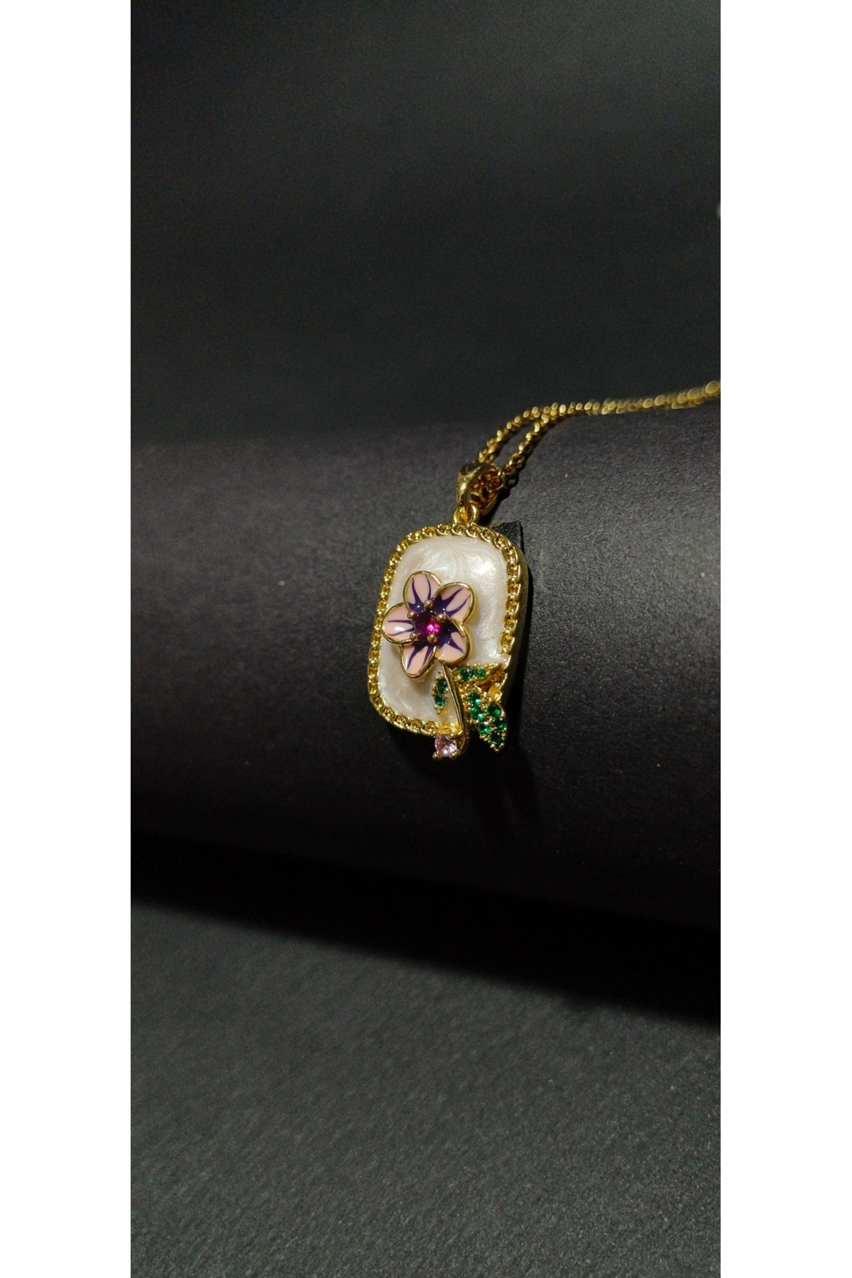 1_org_zoom (27) Vintage Çiçek Desenli Gold Çelik Kolye | 316L Paslanmaz, Kararmaz ve Zamansız Şıklık - Görsel 3